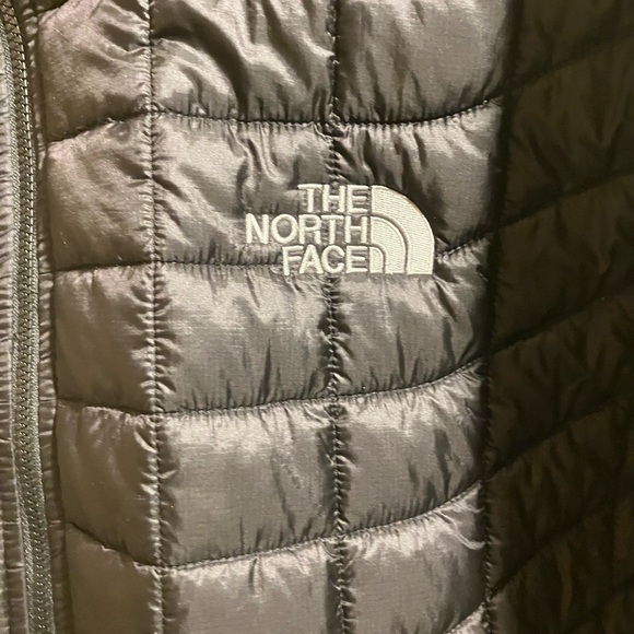 The North Face ThermoBall Trekker Jacket In Black Mens L Quilted Lyft Logo - Picture 4 of 11